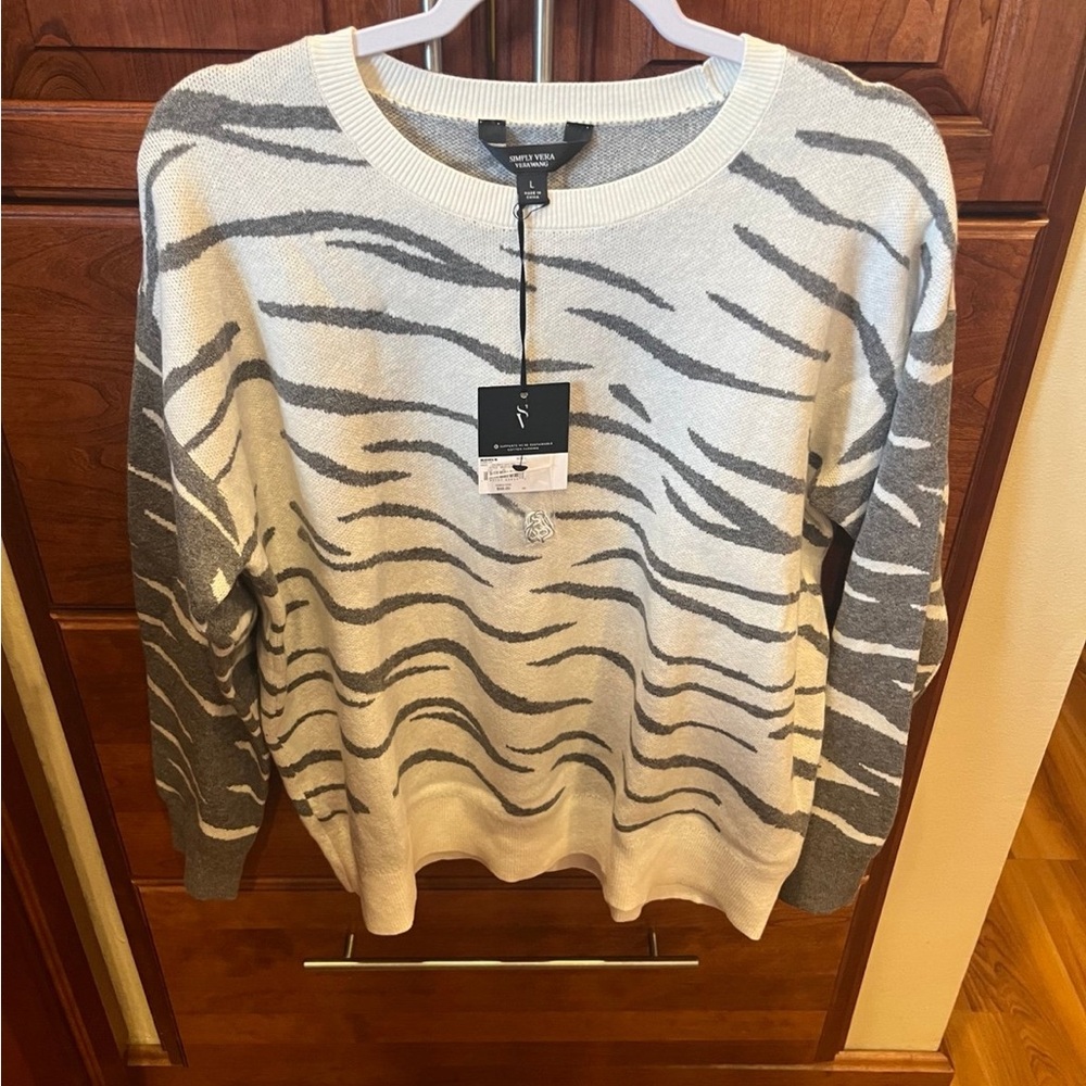 Simply Vera Wang Zebra Pattern Sweater in Gray and White size large NWT